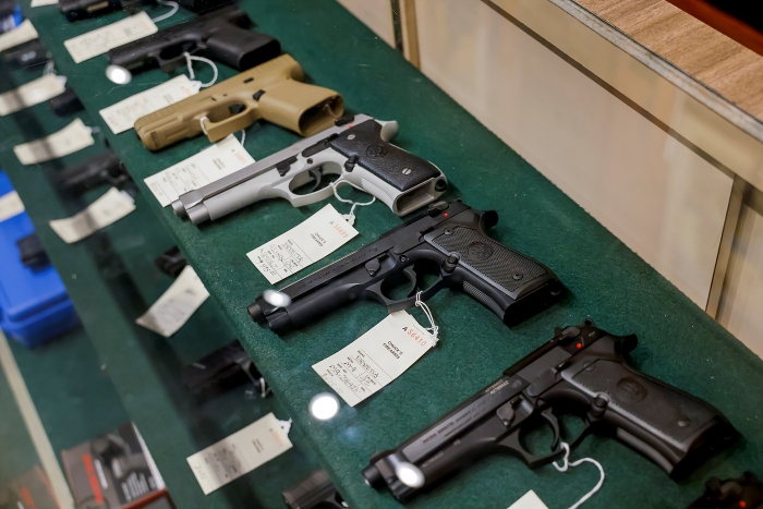 뉴욕시가 5개 보로 전역을 '총기 금지구역'으로 지정하는 방안을 추진해 관심을 끌고 있다. 사진은 총기상점에서 판매되는 총기들. (사진=EPA 연합뉴스)
