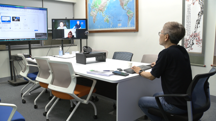 성용현 사무관이 온라인으로 한국어 교육을 하고있다