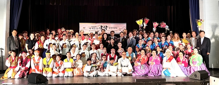 미국 뉴저지 팰리세이즈 팍에서 25일 열린 제20회 세계 한국 국악 경연대회에서 참가자들이 행사를 마치고 함께 했다.