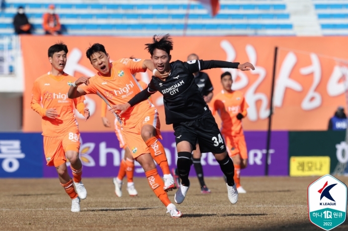 지난 2월 20일 열린 하나원큐 k리그1 2022 1라운드 성남FC와 강원FC 맞대결 (사진=한국프로축구연맹 제공)