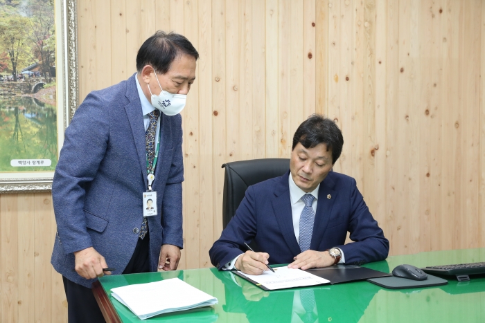 전남도의회 서동욱 의장이 6일 개원식을 하고 의정 구호를 선정하는 첫 결재에 싸인하고 있다.