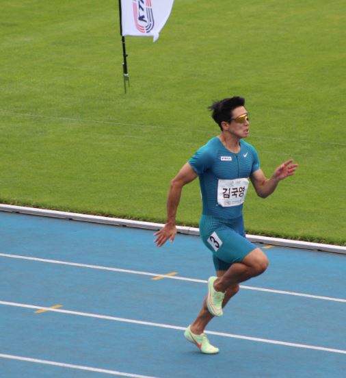 (사진=김국영이 6일 열린 전국실업육상경기대회 남자 100m 결선에서 가장 먼저 결승선을 통과했다 / 한국실업육상연맹 SNS)