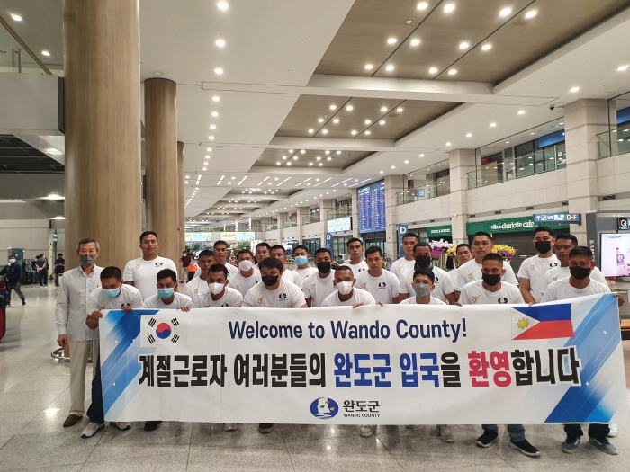 완도군은 농어촌 인력난 해소를 위해 네팔 하디바리시와 업무 협약을 맺고 지난 12일 계절 근로자 24명이 인천공항을 통해 입국했다.