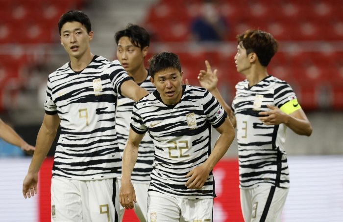 (사진=권창훈(22번)이 20일 열린 중국과 동아시안컵 1차전 경기에서 한국의 두 번째 골을 넣은 뒤 동료들과 세리머니를 펼치고 있다 / 로이터=연합뉴스)