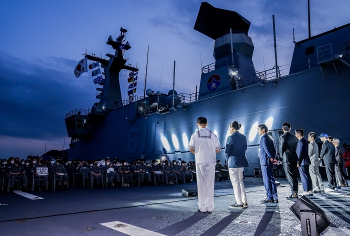 지난 22일 금요일 밤 8시 국내 최대 규모의 해군 함정인 독도함에서 열린 함상 시사회 현장 (사진=롯데엔터테인먼트)