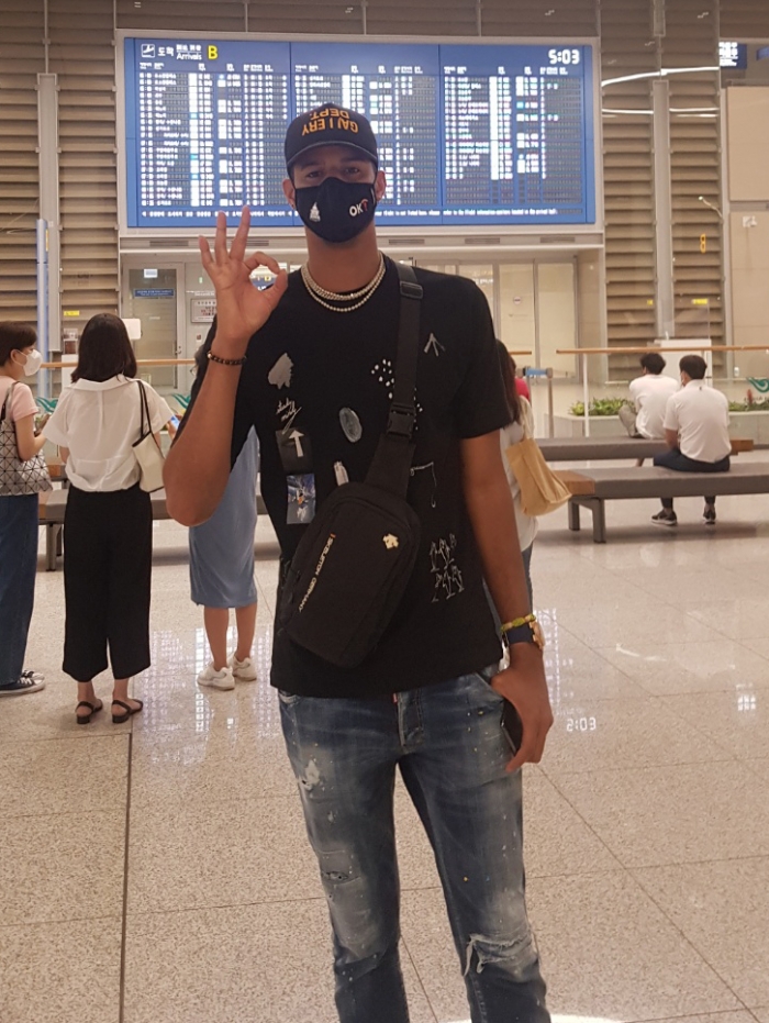 OK금융그룹 레오가 25일 새벽 인천국제공항을 통해 입국한 뒤 포즈를 취하고 있다. (사진=OK금융그룹)