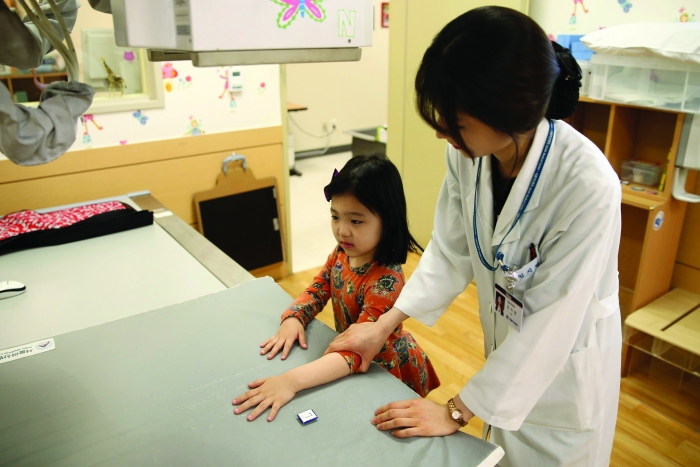 소아정형외과에서 검사받는 아이의 모습.