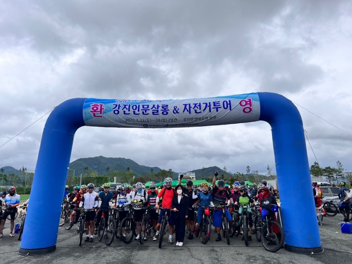 강진푸소체험 자전거라이딩 참가자들이 가수 김세환 강의를 듣고 강진만생태 공원에서 나주역을 향한 라이딩에 앞서 기념촬영을 했다.