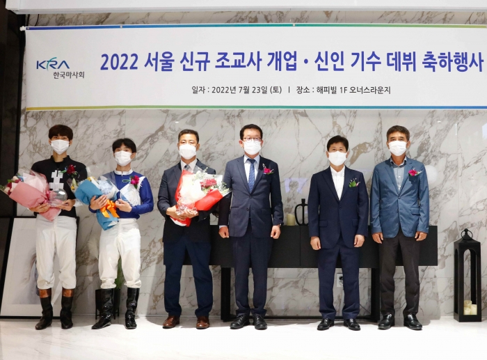 지난 23일 진행된 한국마사회 2022년 조교사 개업·신인 기수 데뷔 축하행사. (사진=한국마사회)