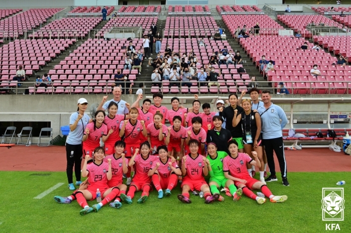 (사진=한국 여자축구가 FIFA 랭킹 18위에 이름을 올렸다. 사진은 지난달 26일 열린 동아시안컵 3차전 대만과 경기에서 4-0으로 승리한 뒤 기념 촬영 중인 여자 대표팀. / 대한축구협회)