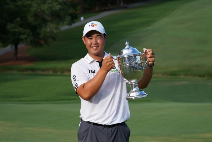 (사진=김주형이 8일(한국시간) 막 내린 PGA 투어 윈덤 챔피언십에서 우승을 차지한 뒤 트로피를 들어 올리고 있다. 우승일 기준 20세 1개월 18일인 김주형은 한국인 역대 최연소 PGA 투어 우승자가 됐다. / PGA 투어)