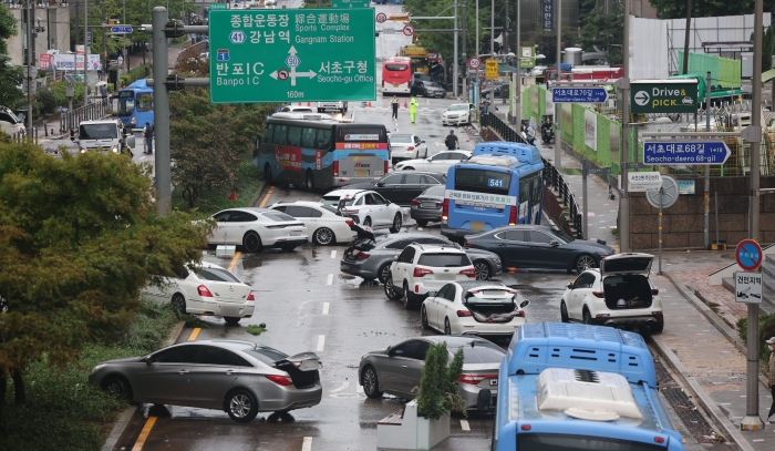 (사진=메르세데스-벤츠 코리아가 수해차량 고객에게 긴급 지원 서비스를 실시한다. 사진은 지난 9일 오전 서울 서초구 서초대로 일대에 늘어선 폭우에 침수된 차량들 / 연합뉴스)