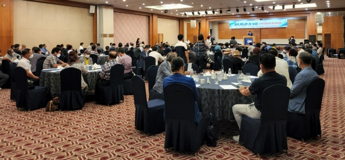 한국섬중앙회가 섬주민들의 권익보호와 정주여건 개선을 위해 지난해 1월 설립 후 19일 신안비치호텔에서 300여명이 참석한 가운데 첫 포럼을 개최됐다.