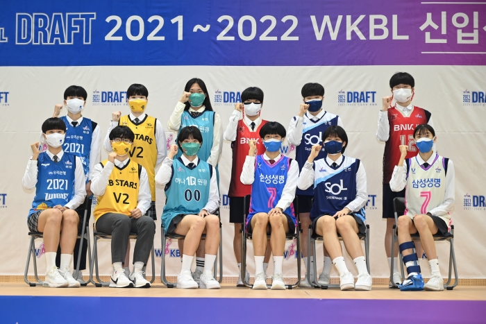 지난 2021-2021 WKBL 신입선수선발회 선발 선수 단체 사진. (사진=WKBL 제공)