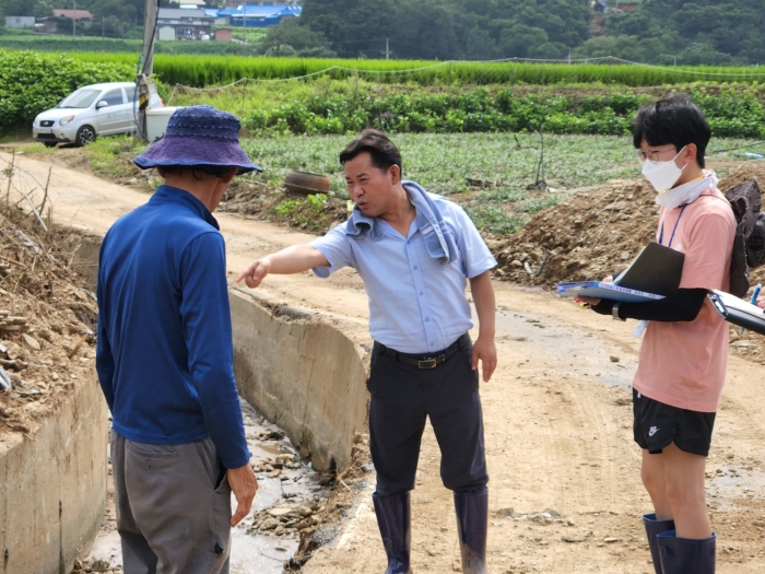 박정현 부여군수(가운데)가 수해현장을 점검하고 있다