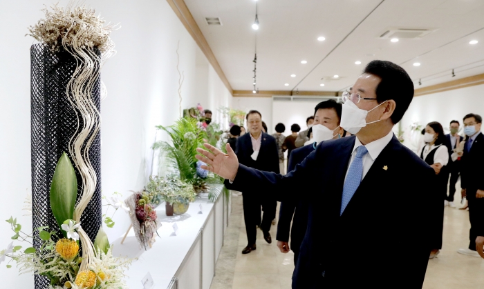 김영록 전남도지사가 23일 여수시민회관에서 열린 한국꽃꽃이협회 전시회 개회식에 참석 전시 작품을 보고 있다.