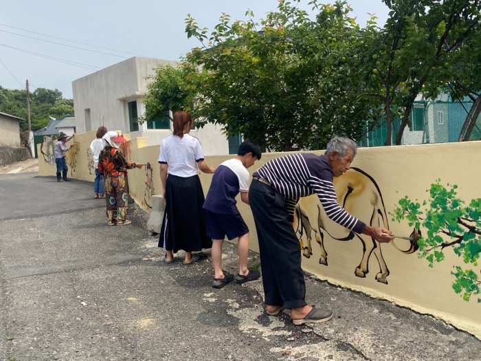 강진군 학산마을 주민들이 으뜸마을만들기 사업의 일환으로 벽화작업을 하고 있다.