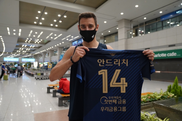 남자프로배구 우리카드 외국인 선수 레오 안드리치가 지난 25일 밤 인천국제공항을 통해 입국했다. (사진=우리카드)
