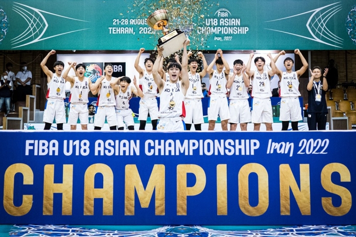 (사진=한국 18세 이하 남자 농구대표팀이 28일(한국시간) 열린 제26회 FIBA U-18 아시아 남자선수권대회 결승에서 일본을 꺾고 22년 만에 대회 우승을 차지했다. 사진은 우승 확정 후 트로피 세리머니를 진행하는 대표팀 모습. / FIBA 홈페이지)
