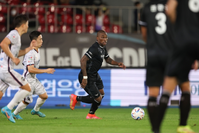 (사진=28일 열린 수원FC와 경기에서 결승골을 넣은 성남의 팔라시오스가 하나원큐 K리그1 2022 23라운드 순연경기 MVP로 선정됐다. / 한국프로축구연맹)