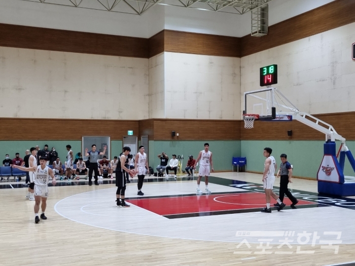 수원 KT와 필리핀 대학의 연습 경기 모습 (사진=최정서 기자)