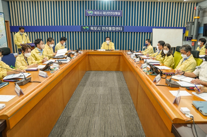 박홍률 목포시장이 3일 북상중인 태풍 힌남노를 대비해 5개유관기관과 함께 상황판단 회의를 개최했다.