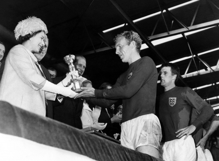 (사진=엘리자베스 2세 여왕이 1966년 잉글랜드가 월드컵에서 우승했을 당시 대표팀 주장 보비 무어에게 트로피를 전달하고 있다. / AFP=연합뉴스)