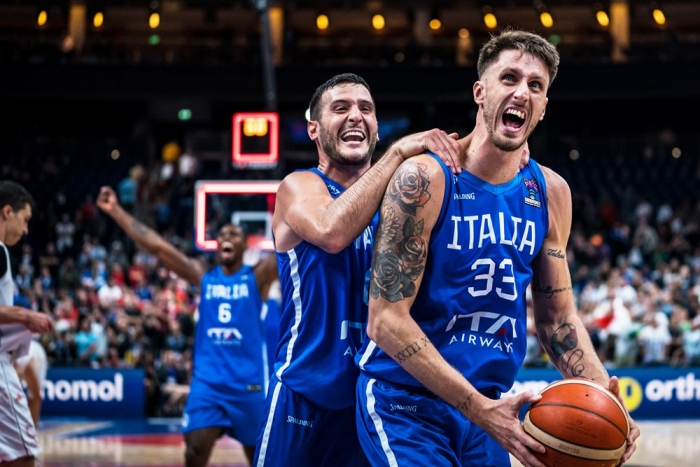 세르비아를 상대로 승리한 후 기뻐하는 이탈리아 선수들 (사진=FIBA)