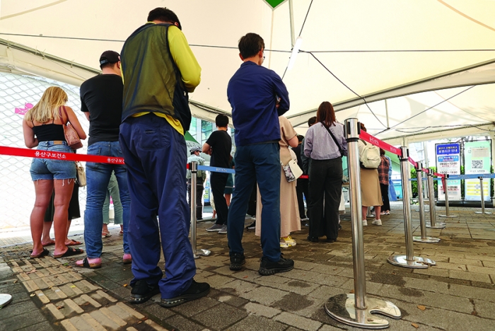 지난 6일 오후 서울 용산구보건소에 마련된 선별진료소에서 시민들이 검사를 기다리며 줄을 서고 있다.