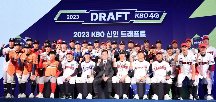 15일 오후 서울 웨스틴 조선호텔에서 열린 2023 KBO 신인드래프트. 지명된 선수들이 기념 촬영을 하고 있다. (사진=연합뉴스)