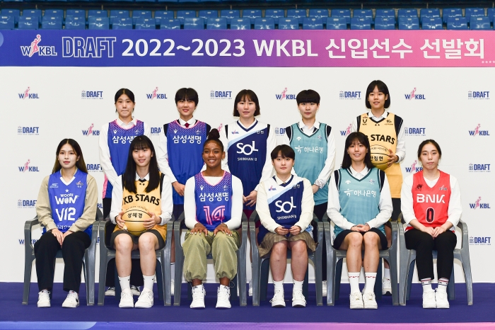 (사진=16일 열린 '2022-2023시즌 WKBL 신입선수선발회'에서 프로 팀 지명을 받은 15명의 선수들 중 행사에 참가한 신예들 / WKBL)