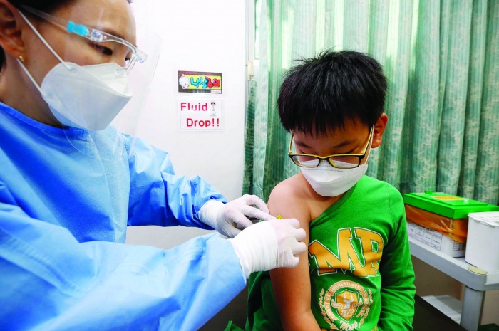 어린이가 독감 백신 접종하고 있다.