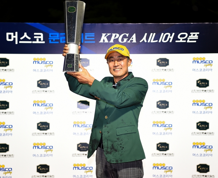 (사진=이주일이 국내 유일 야간 프로 골프 대회인 KPGA 챔피언스투어 머스코 문라이트 KPGA 시니어 오픈에서 데뷔 25년 만에 첫 우승을 차지했다. / KPGA)