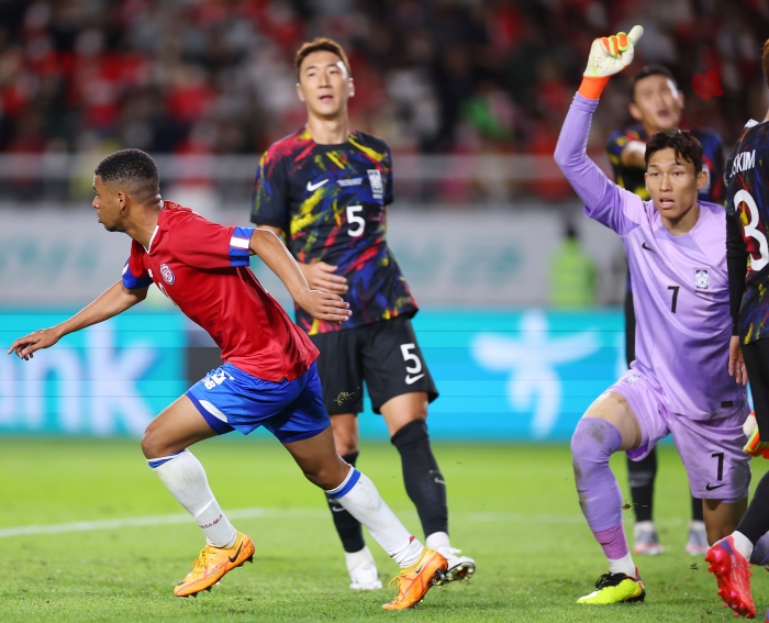 (사진=23일 열린 A매치 평가전에서 득점 후 세리머니를 펼치는 코스타리가 베네트 뒤로 한국 선수들이 아쉬워하고 있다. / 연합뉴스)