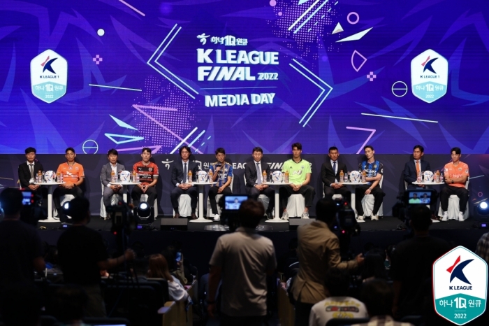 (사진=올 시즌 K리그1 파이널A에 진출한 6개 구단 감독 및 대표 선수들이 28일 열린 하나원큐 K리그1 2022 파이널라운드 미디어데이에 참석해 취재진 질문에 답하고 있다. / 한국프로축구연맹)
