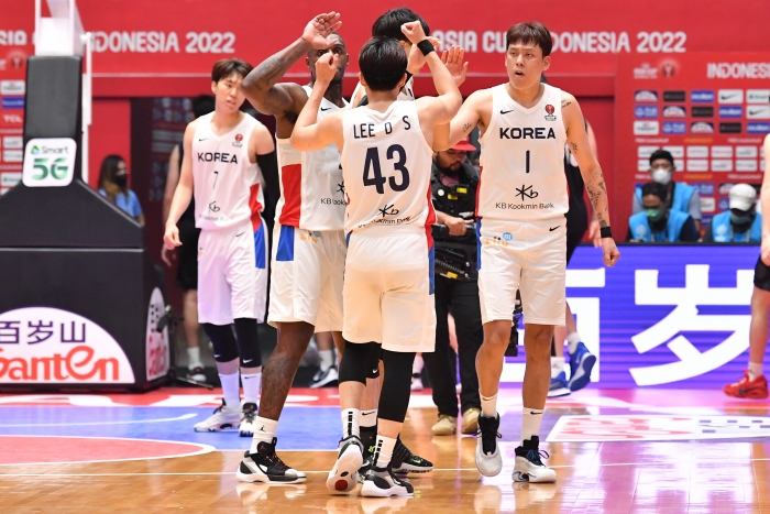 (사진=한국 남자 농구가 최근 발표된 세계 랭킹에서 5계단 하락한 34위를 기록했다. 사진은 지난 7월 FIBA 아시아컵 2022 8강 뉴질랜드전에 출전한 한국 남자 농구대표팀 선수들. / 대한민국농구협회)