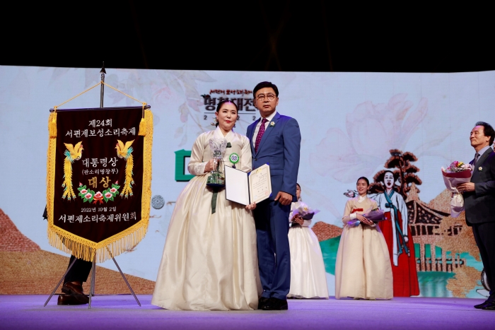 제24회 소리축제에서 대통령상을 수상한 이은숙씨(사진 왼쪽)와 김철우 보성군수