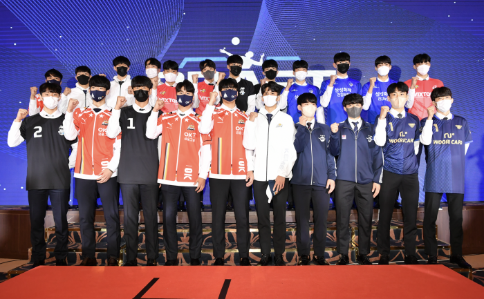 4일 서울 강남구 청담동 리베라 호텔에서 열린 2022-2023 KOVO 남자 신인선수 드래프트. 7개 구단이 지명한 22명의 선수들이 화이팅을 외치고 있다. (사진=KOVO)