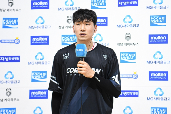5일 통영체육관에서 열린 2022 MG새마을금고 KBL 컵대회 조별리그 C조 예선 경기에서 문성곤이 수훈선수 인터뷰를 하고 있다.