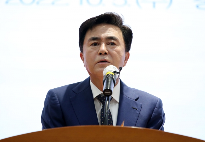 김태흠 충남지사가 민선8기 출범 100일 힘쎈충남 도정 보고 기자회견을 열고있다