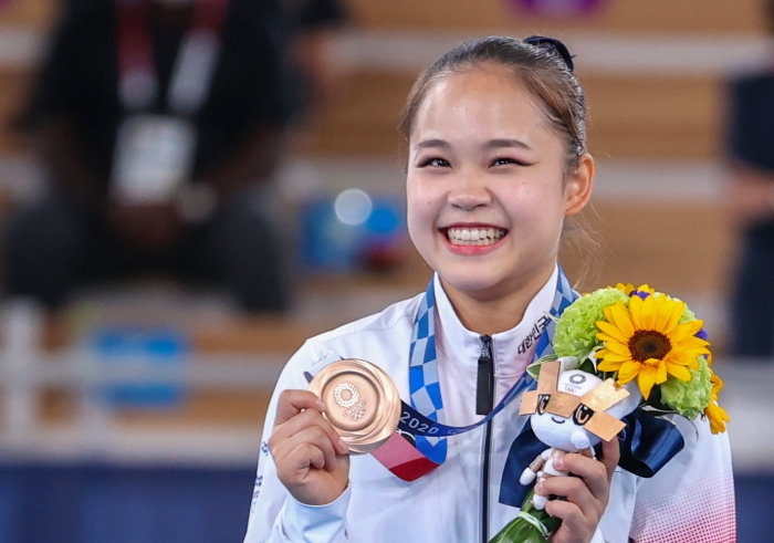 (사진=한국 여자 체조 최초의 올림픽 메달리스트인 여서정이 올해 전국체전에서 다관왕에 도전한다. 사진은 지난해 도쿄 올림픽 기계체조 여자 도마 시상식에서 동메달을 목에 걸고 미소 짓는 여서정. / 연합뉴스)