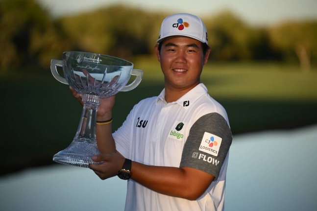 김주형(20)이 미국프로골프(PGA)투어 슈라이너스 칠드런스 오픈에서 우승 트로피를 들어올렸다. (사진=연합뉴스)