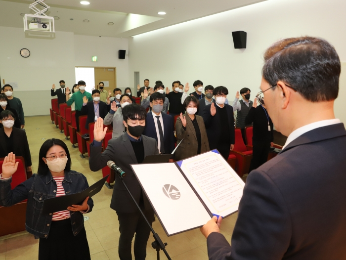 한국섬진흥원 임직원들이 12일 김대중노벨평화상기념관에서 반부패 청렴 실천 서약을 하고 있다.