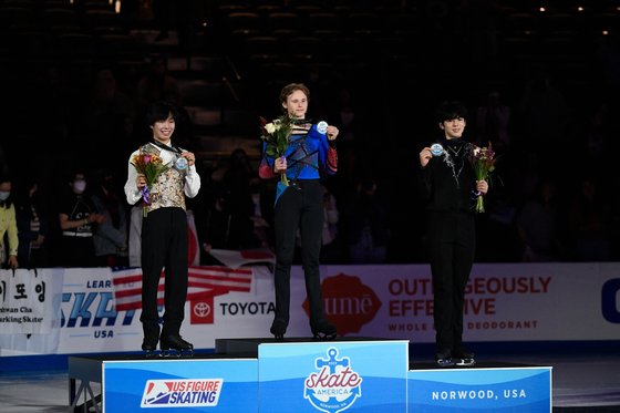 차준환(맨 오른쪽)이 이번 시즌 첫 시니어 그랑프리 대회에서 동메달을 목에 걸었다. (사진=연합뉴스)