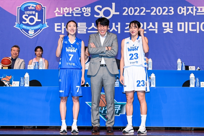 왼쪽부터 박혜진, 위성우 감독, 김단비. (사진=WKBL)