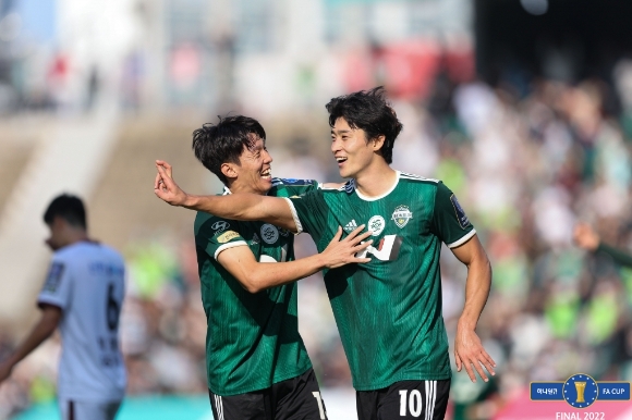 전북의 조규성(오른쪽)이 30일 전주월드컵경기장에서 열린 2022 하나원큐 FA컵 결승 2차전에서 멀티골을 기록했다. (사진=대한축구협회)