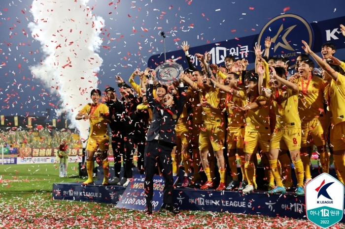 (사진=올 시즌 광주FC는 K리그2 역대 한 시즌 최다 승점(86점), 최다 승리(25승), 홈에서 전 구단 상대 승리 등 대기록을 작성하며 우승을 차지했다. / 한국프로축구연맹)