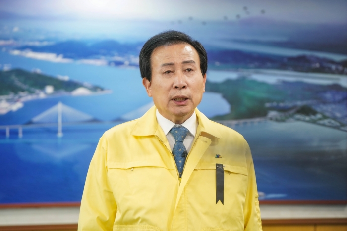 박홍률 목포시장이 지난 2일 최근 목포시내버스 사태에 대해 회사경영개선 없는 지원은 하지 않겠다고 단호한 입장을 밝혔다.