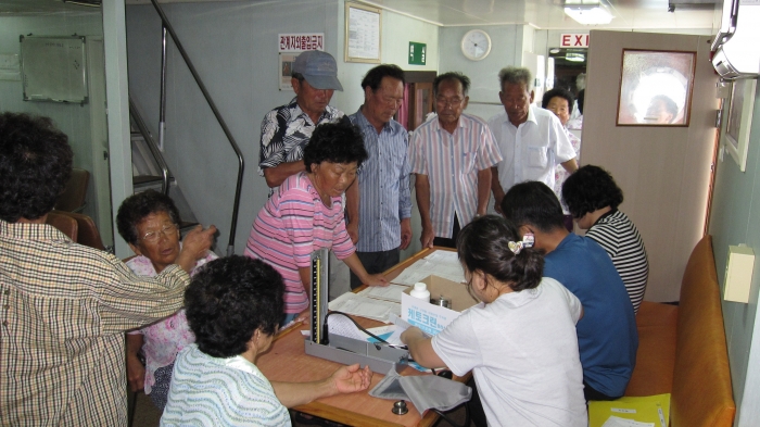 병원선에서 진료 받고 있는 섬 지역 주민들의 모습