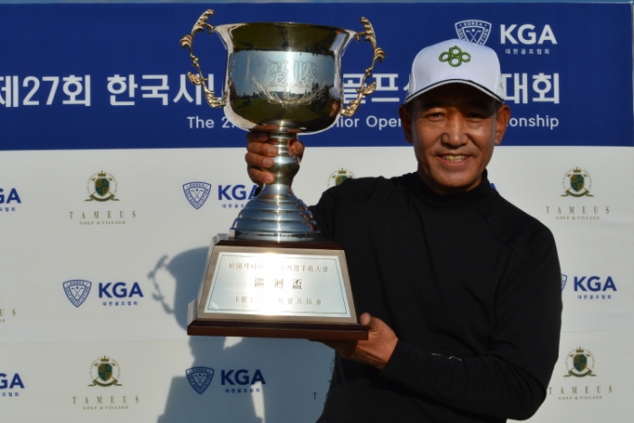(사진=김종덕이 한국시니어오픈 골프선수권서 정상에 오르며 개인 통산 33번째 우승을 차지했다. / 대한골프협회)